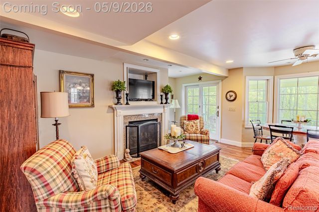 1081 E Tienken Road N, Rochester Hills, MI 48306