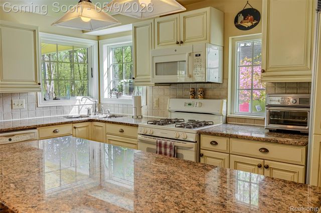 1081 E Tienken Road N, Rochester Hills, MI 48306