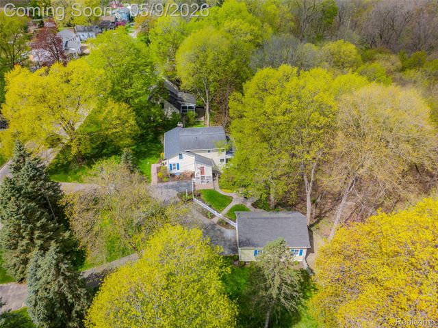 1081 E Tienken Road N, Rochester Hills, MI 48306