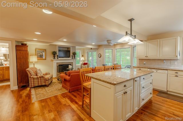 1081 E Tienken Road N, Rochester Hills, MI 48306