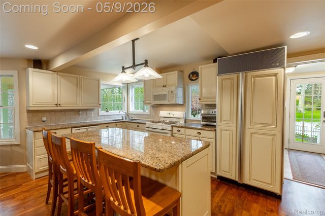 1081 E Tienken Road N, Rochester Hills, MI 48306