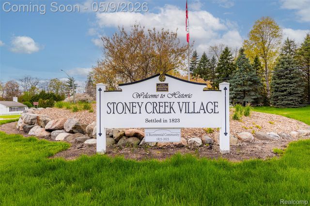 1081 E Tienken Road N, Rochester Hills, MI 48306