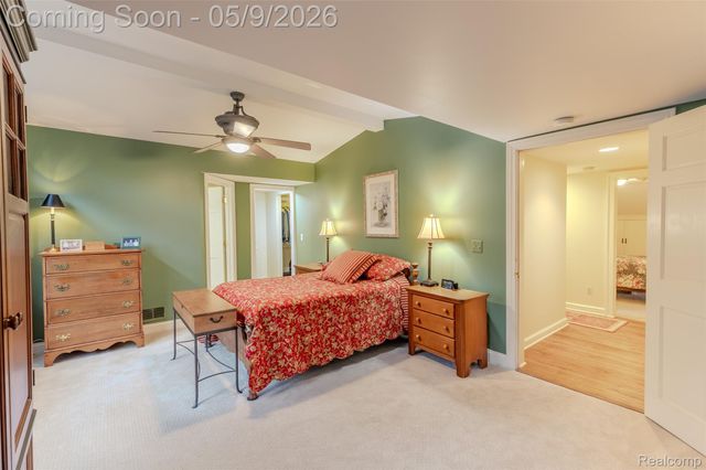 1081 E Tienken Road N, Rochester Hills, MI 48306