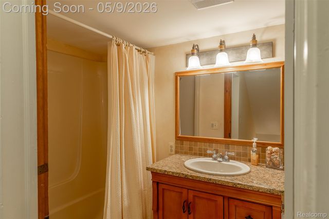 1081 E Tienken Road N, Rochester Hills, MI 48306