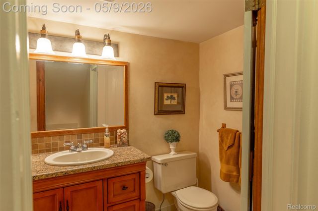 1081 E Tienken Road N, Rochester Hills, MI 48306