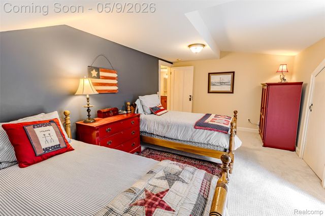 1081 E Tienken Road N, Rochester Hills, MI 48306
