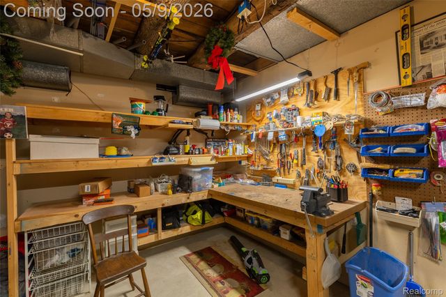 1081 E Tienken Road N, Rochester Hills, MI 48306