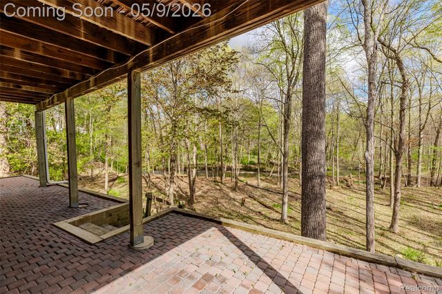1081 E Tienken Road N, Rochester Hills, MI 48306