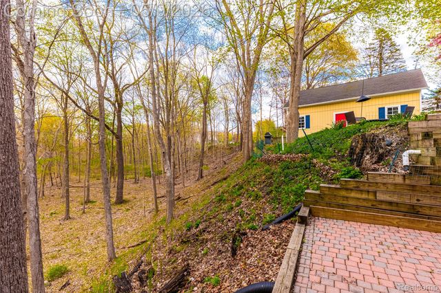 1081 E Tienken Road N, Rochester Hills, MI 48306