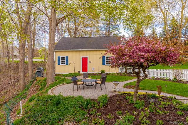 1081 E Tienken Road N, Rochester Hills, MI 48306