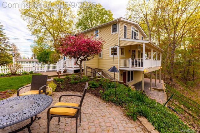 1081 E Tienken Road N, Rochester Hills, MI 48306