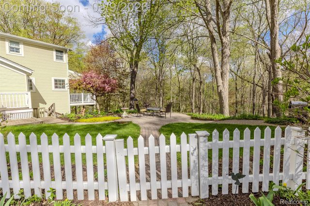 1081 E Tienken Road N, Rochester Hills, MI 48306