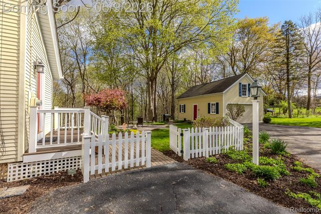 1081 E Tienken Road N, Rochester Hills, MI 48306