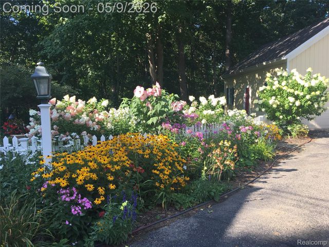 1081 E Tienken Road N, Rochester Hills, MI 48306