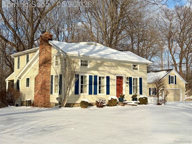 1081 E Tienken Road N, Rochester Hills, MI 48306