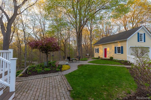 1081 E Tienken Road N, Rochester Hills, MI 48306