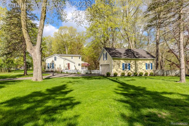 1081 E Tienken Road N, Rochester Hills, MI 48306
