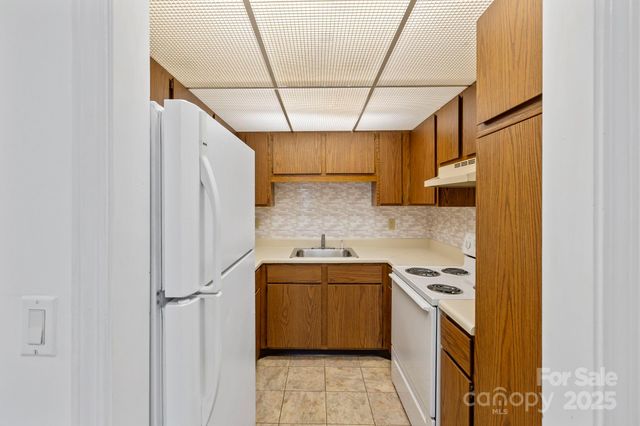 521 Courtwood Lane 7, Hendersonville, NC 28739