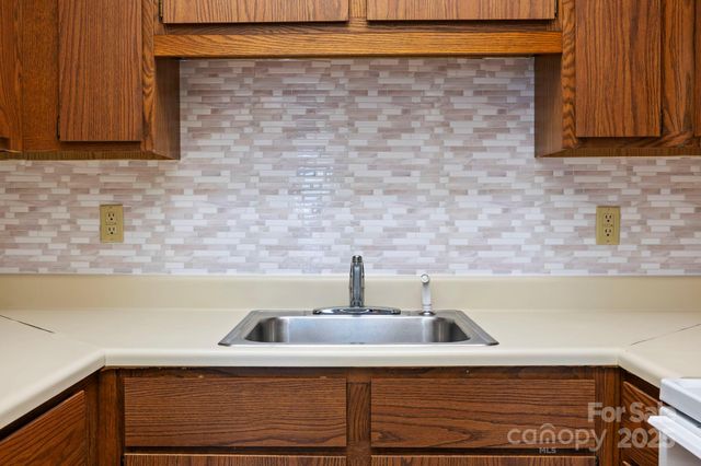 521 Courtwood Lane 7, Hendersonville, NC 28739