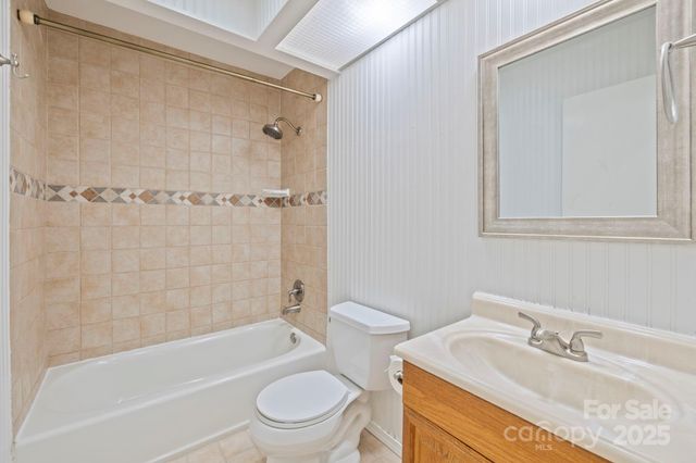 521 Courtwood Lane 7, Hendersonville, NC 28739