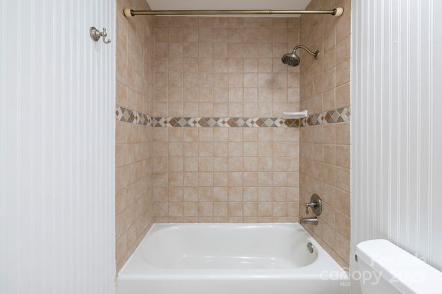 521 Courtwood Lane 7, Hendersonville, NC 28739