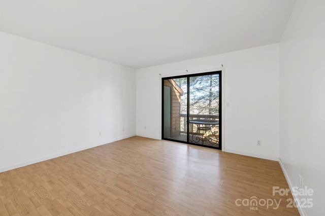 521 Courtwood Lane 7, Hendersonville, NC 28739