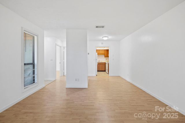 521 Courtwood Lane 7, Hendersonville, NC 28739