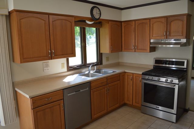 1701 Woodcrest Drive, St. Anne, IL 60964