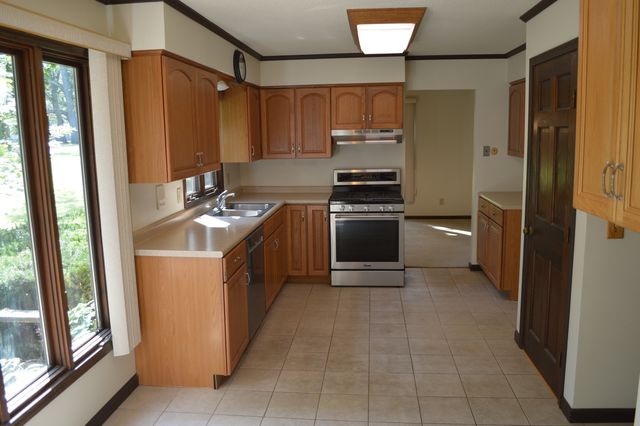 1701 Woodcrest Drive, St. Anne, IL 60964