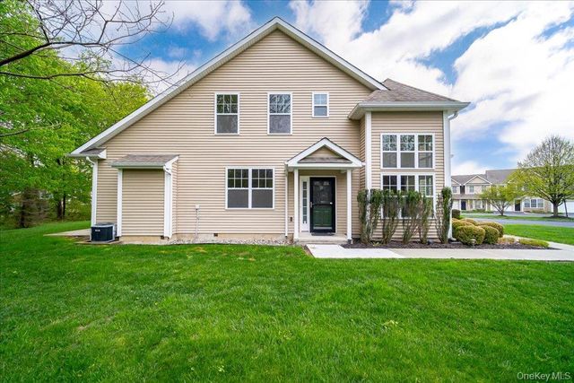 26 Halley Court, Poughkeepsie, NY 12601