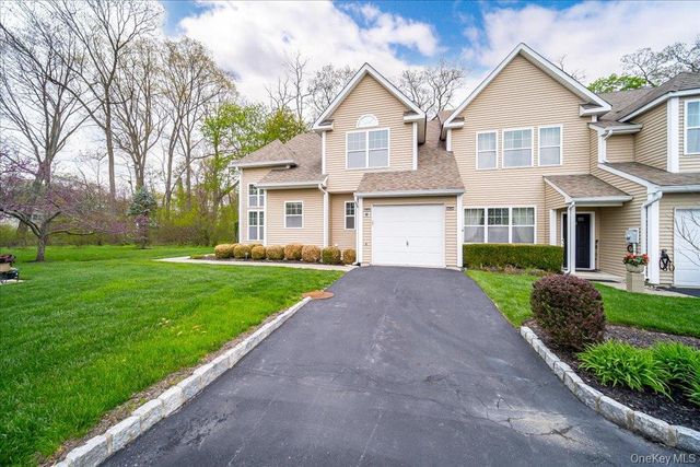 26 Halley Court, Poughkeepsie, NY 12601