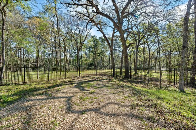 19739 E Lakeshore Drive, Magnolia, TX 77355