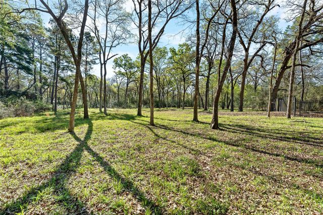 19739 E Lakeshore Drive, Magnolia, TX 77355