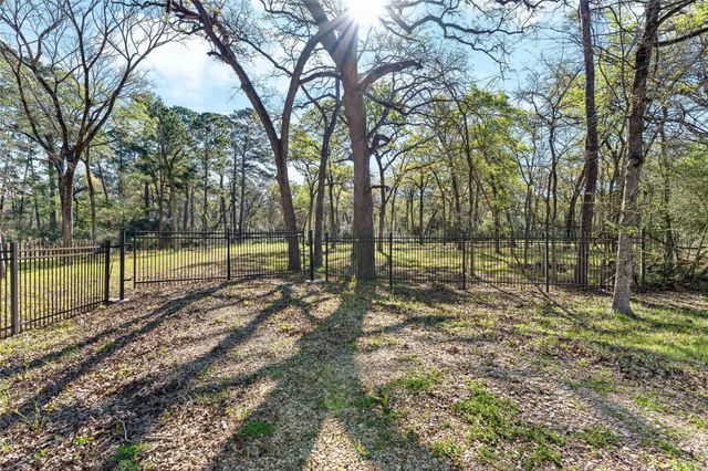 19739 E Lakeshore Drive, Magnolia, TX 77355