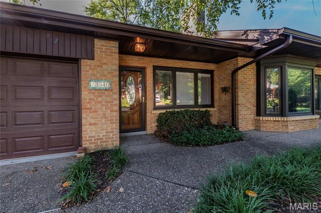 3540 Wintergreen Lane, St Louis, MO 63125