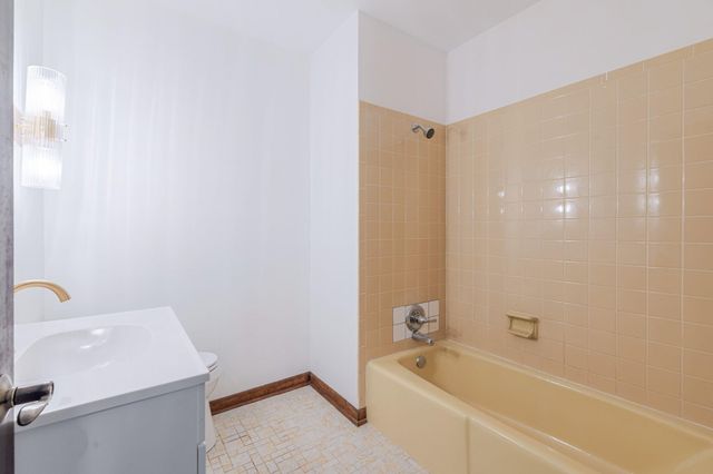 243 S 150 E, Valparaiso, IN 46383