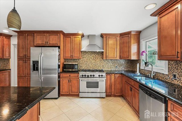 8 dusko Drive, Sayreville, NJ 08859
