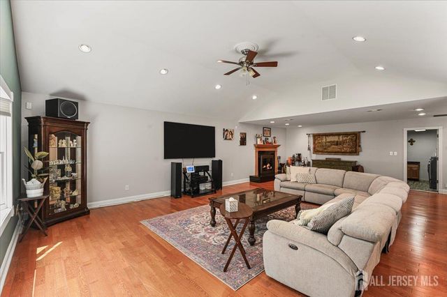 8 dusko Drive, Sayreville, NJ 08859