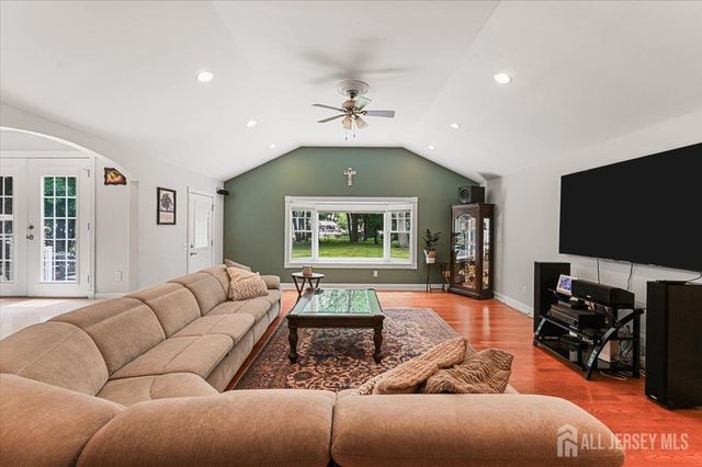 8 dusko Drive, Sayreville, NJ 08859
