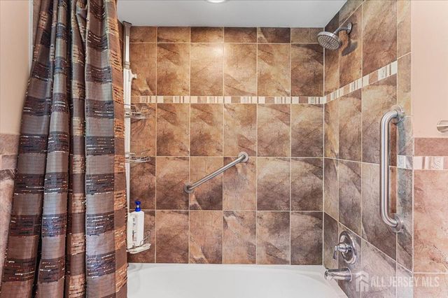 8 dusko Drive, Sayreville, NJ 08859