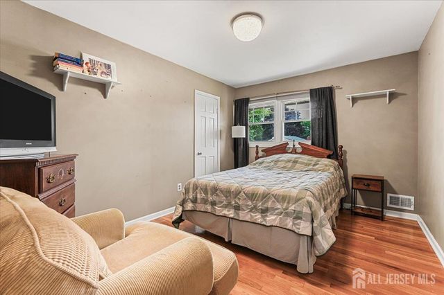8 dusko Drive, Sayreville, NJ 08859