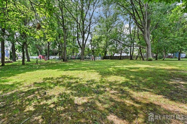 8 dusko Drive, Sayreville, NJ 08859