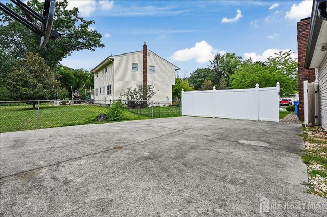 8 dusko Drive, Sayreville, NJ 08859