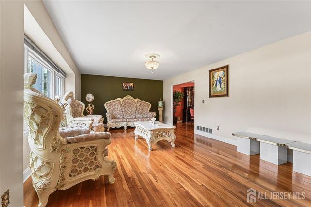 8 dusko Drive, Sayreville, NJ 08859