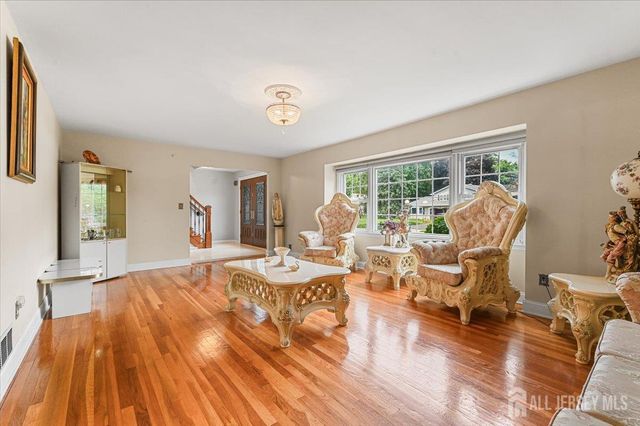 8 dusko Drive, Sayreville, NJ 08859