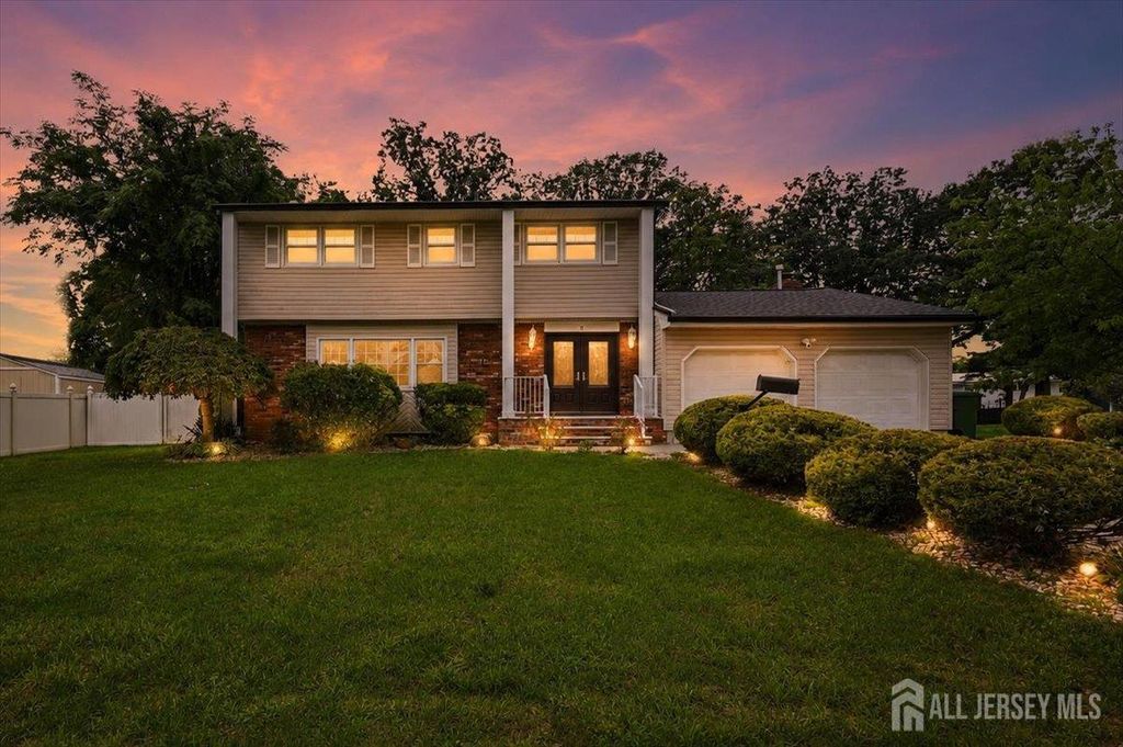 8 dusko Drive, Sayreville, NJ 08859
