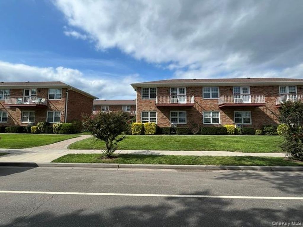 165 Manorhaven Boulevard G, Port Washington, NY 11050