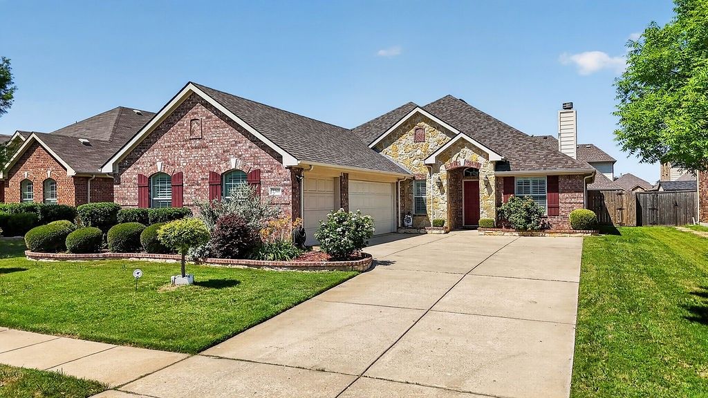 2360 Collin Drive, Grand Prairie, TX 75052