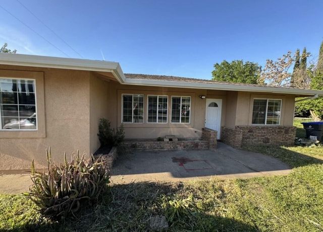 566 Roundup Avenue, Red Bluff, CA 96080