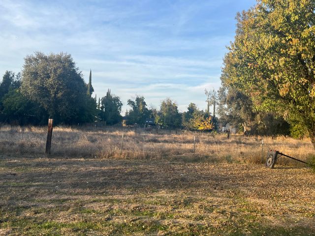 566 Roundup Avenue, Red Bluff, CA 96080